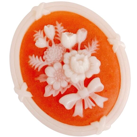 Giftable Vintage Avon Signed Floral Cameo Brooch Pin 1970s Resin Jewelry w Box - Picture 2 of 10